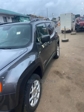 jeep-renegade-2019-gray-big-1