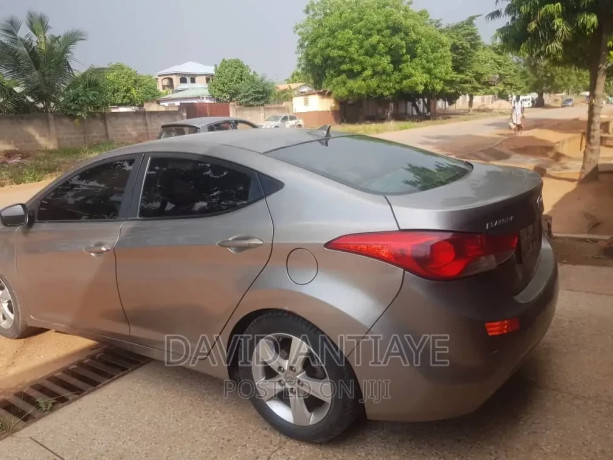 hyundai-elantra-2013-brown-big-2