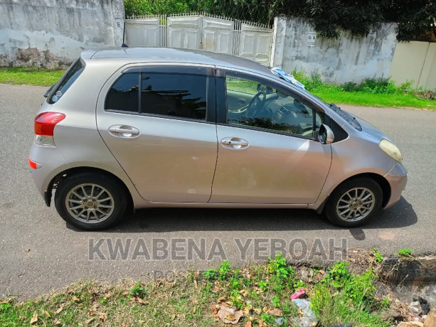 toyota-vitz-10-fwd-5dr-2010-silver-big-3