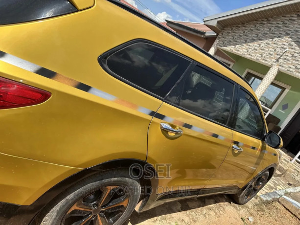 hyundai-santa-fe-2016-yellow-big-1