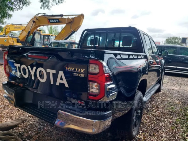 new-toyota-hilux-2023-black-big-1