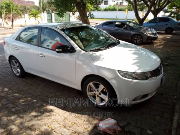 kia-cerato-2010-white-big-0