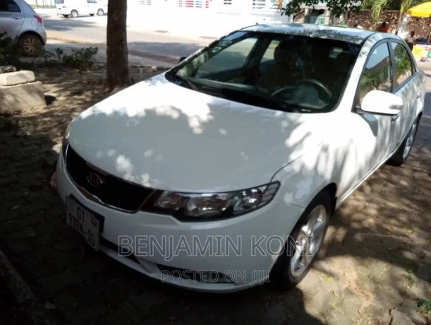 kia-cerato-2010-white-big-1