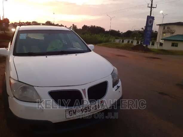 pontiac-vibe-2008-white-big-3