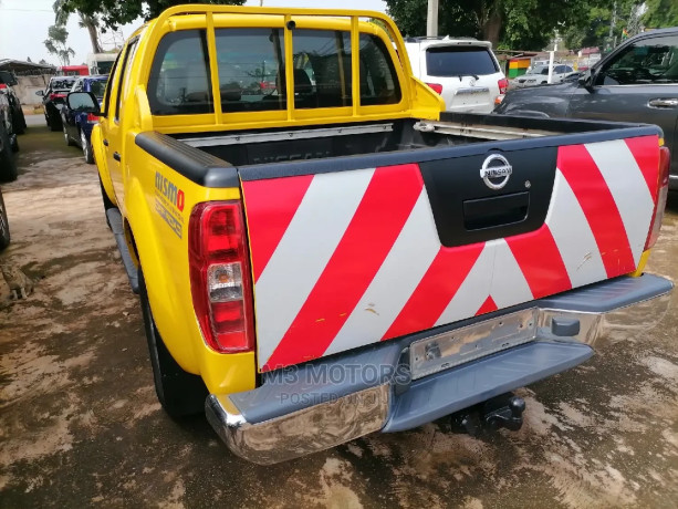 nissan-navara-2005-yellow-big-4