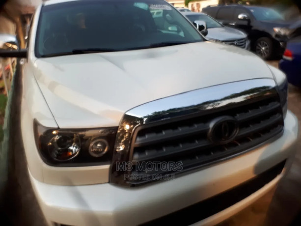 toyota-sequoia-2013-white-big-0