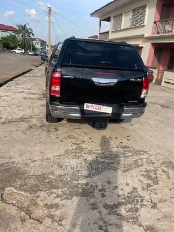 toyota-hilux-2016-black-big-0