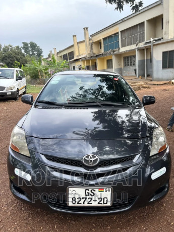 toyota-yaris-base-sedan-4dr-2010-gray-big-0