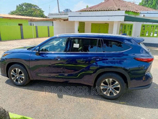 toyota-highlander-xle-2022-black-big-0