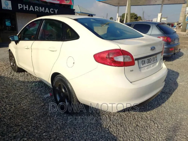 ford-fiesta-2013-white-big-1