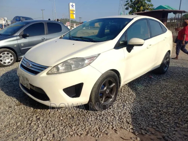 ford-fiesta-2013-white-big-3