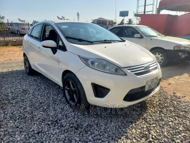 ford-fiesta-2013-white-big-0