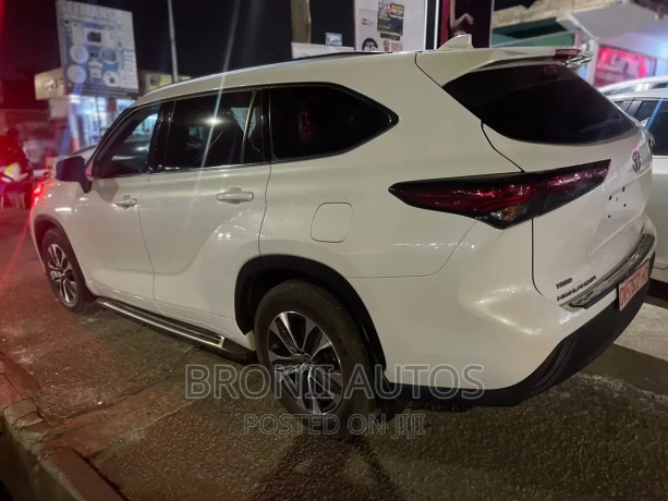 new-toyota-highlander-2022-white-big-1