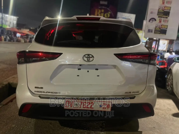 new-toyota-highlander-2022-white-big-2