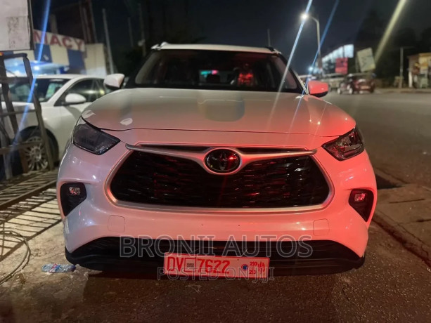 new-toyota-highlander-2022-white-big-0