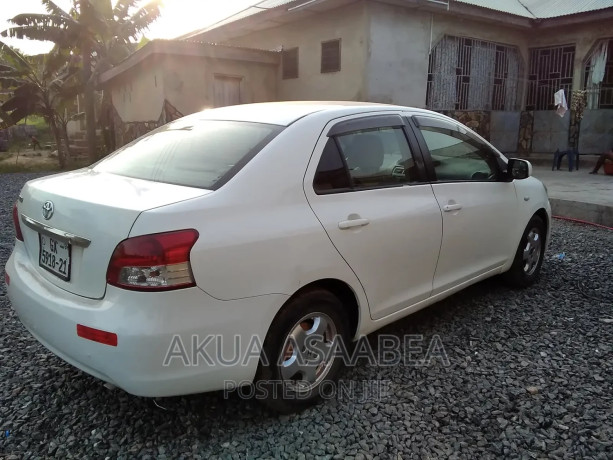 toyota-belta-2009-white-big-4