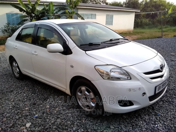 toyota-belta-2009-white-big-0