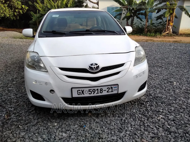 toyota-belta-2009-white-big-1