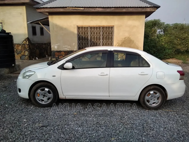 toyota-belta-2009-white-big-2