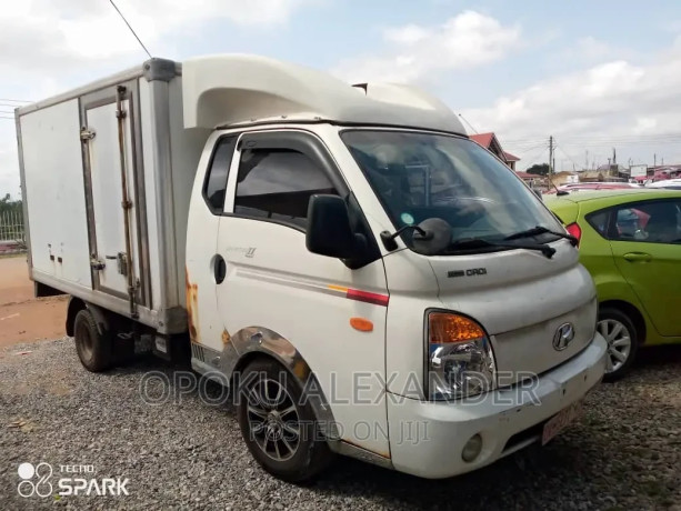 hyundai-porter-ii-2009-white-big-2