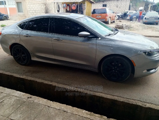 chrysler-200-2015-gray-big-1