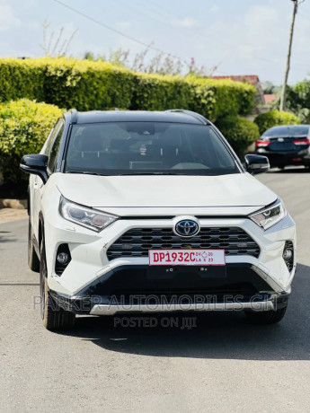 toyota-rav4-2020-white-big-0