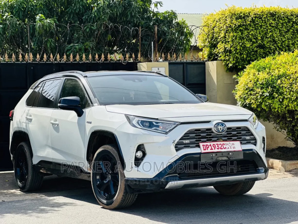 toyota-rav4-2020-white-big-1