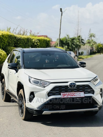 toyota-rav4-2020-white-big-2