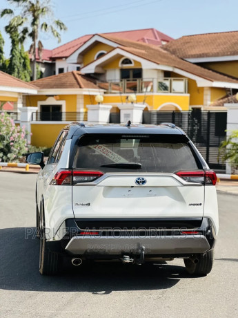 toyota-rav4-2020-white-big-3