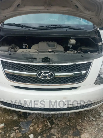 hyundai-starex-2014-white-big-4