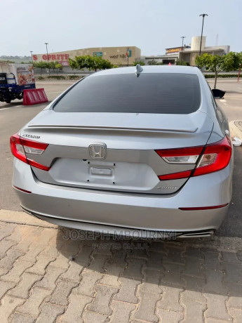 honda-accord-2019-silver-big-2